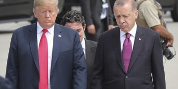 Ο Ερντογάν αγνοεί τις ΗΠΑ: Η Τουρκία γονατίζει μόνο στον Θεό