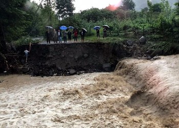 Καταρρακτώδης βροχή και πλημμύρα στον Πόντο