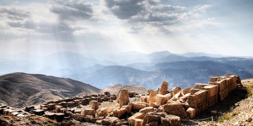 Είναι αλλιώς η ανατολή του ήλιου στο όρος Νεμρούτ (φωτο)