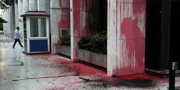 Επίθεση Ρουβίκωνα με μπογιές στο υπουργείο Υποδομών για τις φονικές πυρκαγιές