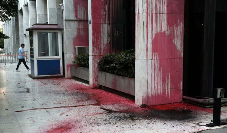 Επίθεση Ρουβίκωνα με μπογιές στο υπουργείο Υποδομών για τις φονικές πυρκαγιές