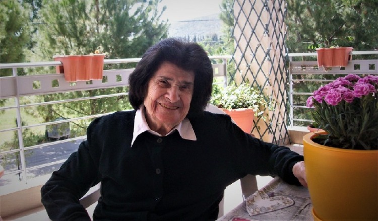 Πέθανε η τραγουδίστρια Άννα Καραμπεσίνη