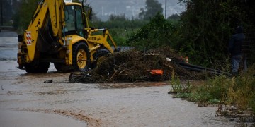 Κυκλώνας Ζορμπάς: Κλειστοί δρόμοι στην Αττική, δεμένα πλοία στα λιμάνια
