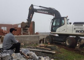 Γκρεμίζονται αυθαίρετα στα παρχάρια του Πόντου