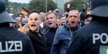 Επεισοδιακές διαδηλώσεις ακροδεξιών και αριστερών στο Κέμνιτς – Εννέα τραυματίες