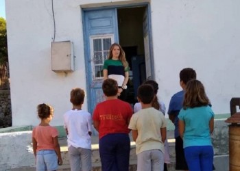 Η δασκάλα της Tελένδου που πηγαίνει κάθε πρωί στο σχολείο με βάρκα