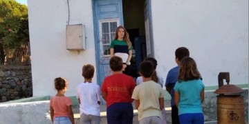 Η δασκάλα της Tελένδου που πηγαίνει κάθε πρωί στο σχολείο με βάρκα