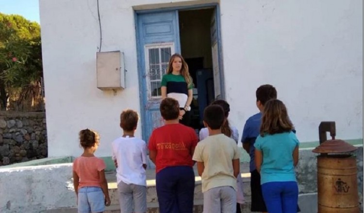 Η δασκάλα της Tελένδου που πηγαίνει κάθε πρωί στο σχολείο με βάρκα