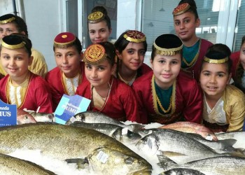 Με ποντιακούς χορούς η έναρξη της νέας αλιευτικής περιόδου στην Ιχθυόσκαλα (φωτο)