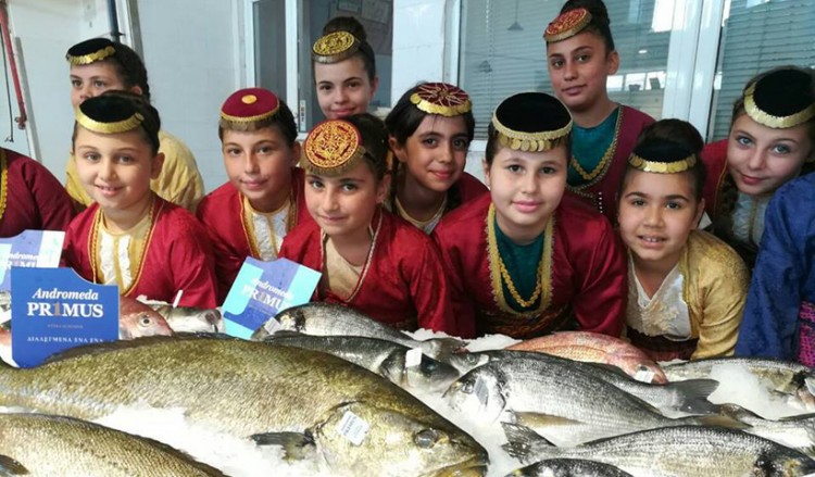 Με ποντιακούς χορούς η έναρξη της νέας αλιευτικής περιόδου στην Ιχθυόσκαλα (φωτο)