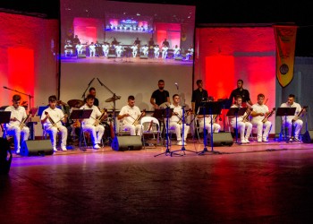 Κοσμοσυρροή στην 8η Γιορτή Λύρας στο θέατρο «Μίκης Θεοδωράκης» (φωτο)