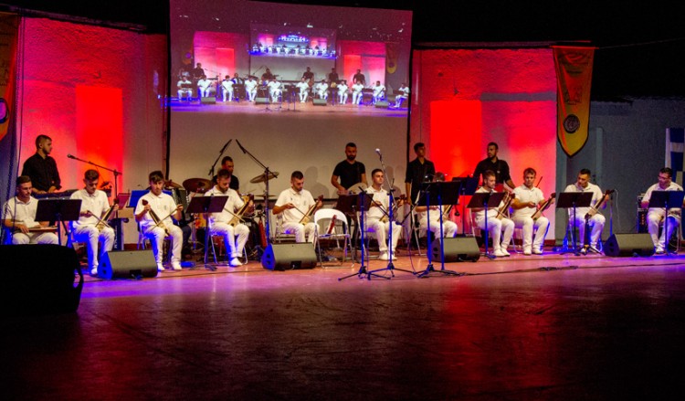 Κοσμοσυρροή στην 8η Γιορτή Λύρας στο θέατρο «Μίκης Θεοδωράκης» (φωτο)