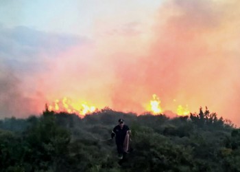 Μαίνεται η πυρκαγιά στη Σάμο
