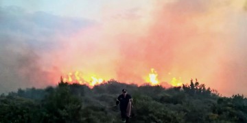 Μαίνεται η πυρκαγιά στη Σάμο