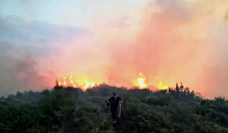 Μαίνεται η πυρκαγιά στη Σάμο