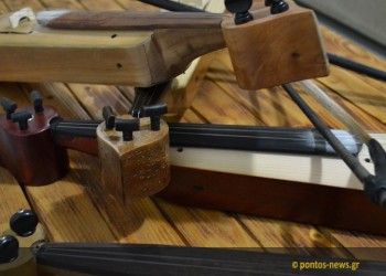 Μαθητές παίζουν μουσική στα Λασσάνεια 2019 για τη Γενοκτονία των Ποντίων