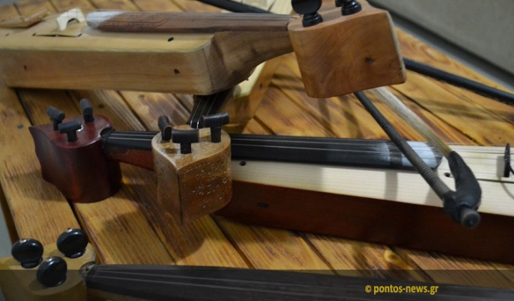 Μαθητές παίζουν μουσική στα Λασσάνεια 2019 για τη Γενοκτονία των Ποντίων