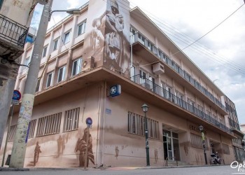 Γκράφιτι στο παλιό δημαρχείο Νίκαιας: Η Μικρασιάτισσα Μάνα, ο ξεριζωμός και η προσφυγιά