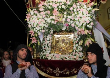 Ποντιόπουλα σήκωσαν στα χέρια τους την εικόνα της Παναγίας Κανάλας στα Άνω Λιόσια