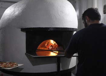 Καντίνα-πιτσαρία με ξυλόφουρνο, η μοναδική στα Βαλκάνια, λειτουργεί στη Θεσσαλονίκη! (φωτο, βίντεο)
