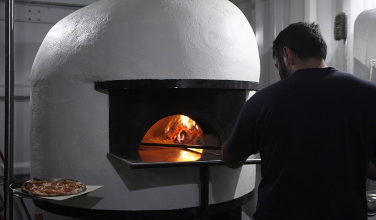 Καντίνα-πιτσαρία με ξυλόφουρνο, η μοναδική στα Βαλκάνια, λειτουργεί στη Θεσσαλονίκη! (φωτο, βίντεο)