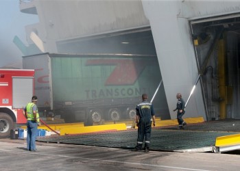 «Καπνίζει» ακόμα το «Ελ. Βενιζέλος» στον Πειραιά