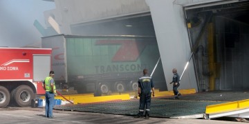 «Καπνίζει» ακόμα το «Ελ. Βενιζέλος» στον Πειραιά