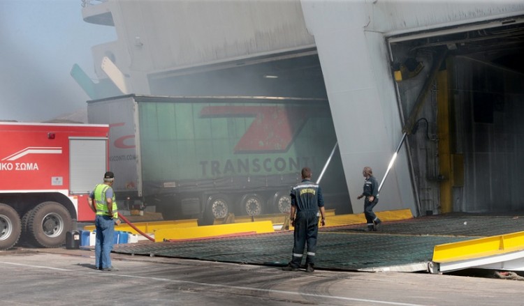 «Καπνίζει» ακόμα το «Ελ. Βενιζέλος» στον Πειραιά