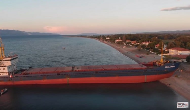 Εύβοια: Τουρκικό πλοίο βγήκε στη στεριά! (βίντεο)