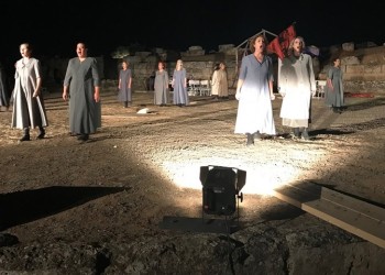 Με τρεις τραγωδίες άνοιξε το αρχαίο θέατρο Ερέτριας μετά από 40 χρόνια