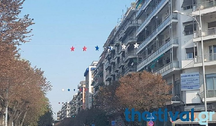 Θεσσαλονίκη: Στολίζεται με αστέρια λευκά κόκκινα και μπλε ενόψει ΔΕΘ