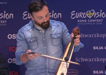 Απολαυστικό Kiki challenge με ποντιακή λύρα! (βίντεο)