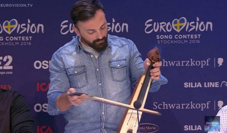 Απολαυστικό Kiki challenge με ποντιακή λύρα! (βίντεο)