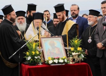 Ο Απ. Τζιτζικώστας με τον Οικουμενικό Πατριάρχη Βαρθολομαίο στη Λιμνοθάλασσα Καλοχωρίου