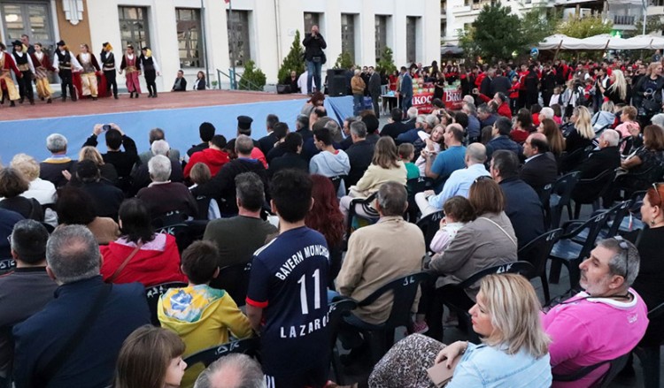 Στην πλατεία της Καλαμαριάς και με άρωμα Πόντου ο αγιασμός για τον Απόλλωνα (βίντεο)