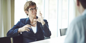 Ανεγκρέτ Κραμπ-Κάρενμπάουερ: Ποια είναι η γυναίκα που διεκδικεί την προεδρία του CDU