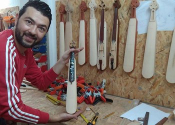 Τούρκος επιχειρηματίας από το Μπακού μαθαίνει ποντιακή λύρα και μαγεύεται από το ηχόχρωμά της!