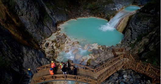 Μπλε λίμνη, ένα μνημείο της φύσης στο δρόμο Κερασούντας-Νικόπολης