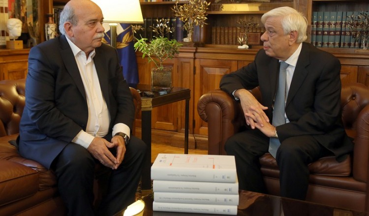 Στον Παυλόπουλο και στον Τσίπρα οι πρώτοι τόμοι του Φακέλου της Κύπρου