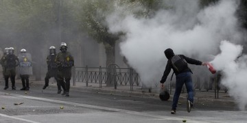 Επεισόδια στην Αθήνα με χημικά από τα ΜΑΤ και πέτρες από κουκουλοφόρους (βίντεο)