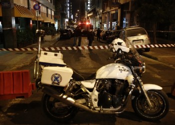 Επίθεση στο ΑΤ Ομόνοιας: Ήταν περίπου 60 κουκουλοφόροι με μολότοφ και ήθελαν αίμα