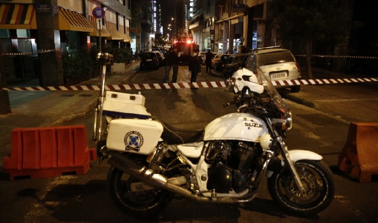 Επίθεση στο ΑΤ Ομόνοιας: Ήταν περίπου 60 κουκουλοφόροι με μολότοφ και ήθελαν αίμα