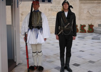Έκθεση πινάκων με θέμα τις ευζωνικές στολές στη Θεσσαλονίκη - Cover Image