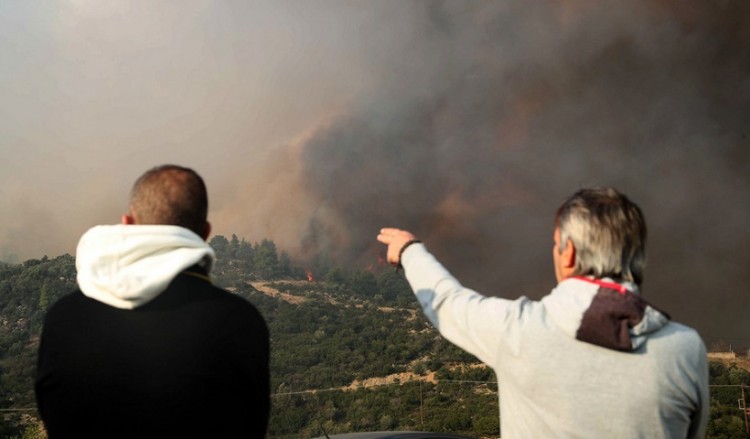 Φωτιά στη Σιθωνία: Σε ύφεση το μέτωπο