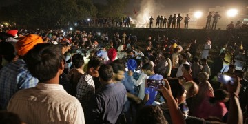 Τουλάχιστον 59 νεκροί στο σιδηροδρομικό δυστύχημα στην Ινδία