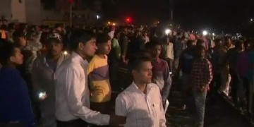 Τρένο έπεσε πάνω σε πλήθος ανθρώπων στην Ινδία – Φόβοι για δεκάδες νεκρούς (βίντεο)