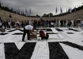 Μήνυμα για την κλιματική αλλαγή με μωσαϊκό από ανακυκλώσιμα υλικά στο Καλλιμάρμαρο