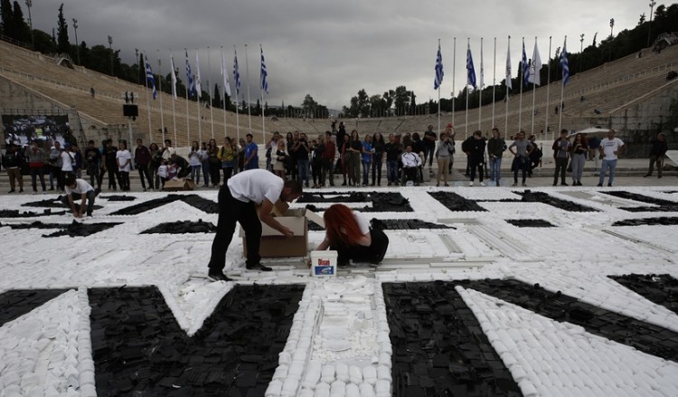 Μήνυμα για την κλιματική αλλαγή με μωσαϊκό από ανακυκλώσιμα υλικά στο Καλλιμάρμαρο