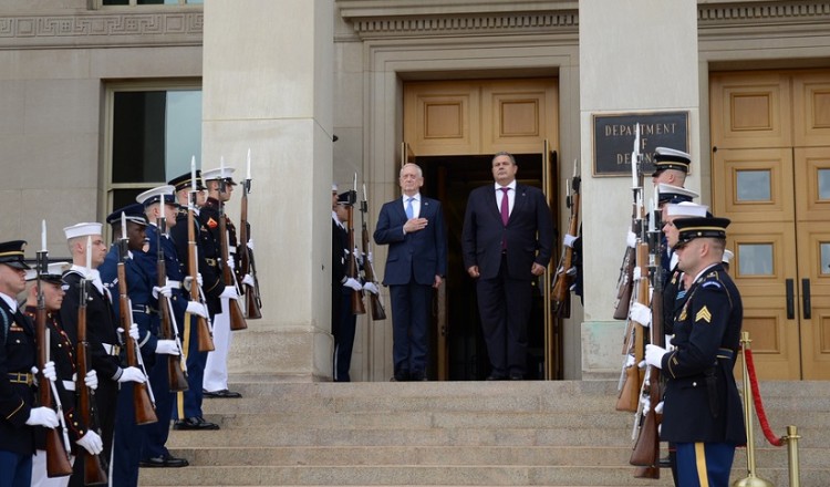 Ο Καμμένος πρότεινε στις ΗΠΑ βάσεις σε Λάρισα, Βόλο και Αλεξανδρούπολη (βίντεο)