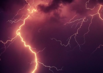 Η κακοκαιρία σαρώνει τη δυτική Ελλάδα – 3.500 κεραυνοί από χθες έως σήμερα